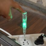 Electrical Detector Slotted Screwdriver With Small Batteries (1 Pc) - Image 4