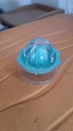 Manual Citrus Fruit Juicer with Measuring Cup - Image 7