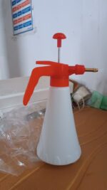 Handheld Pressure Water Sprayer Bottle (1 Ltr) - Image 7